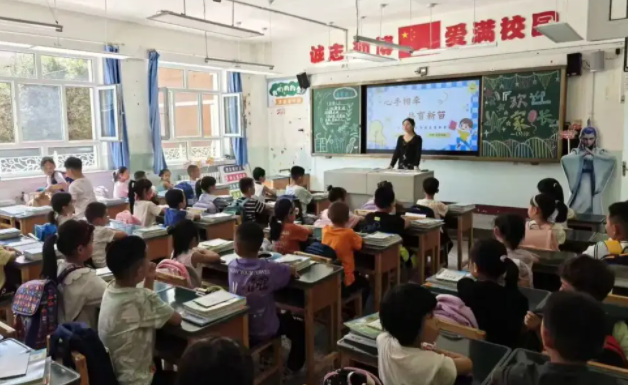 一年级新生在老师带领下以做游戏的方式敞开了崭新的校园生活 一年级新生在老师带领下以做游戏的方式敞开了崭新的校园生活