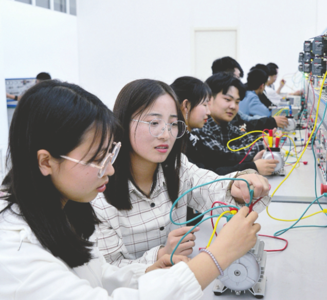 多元化的课程设置破解学用脱节经过深度的校企合作打通人才培