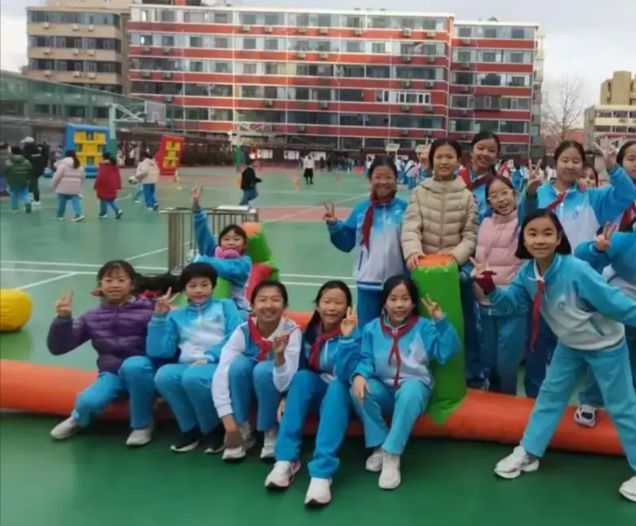 将齐文明特征与德育实践深度融合打造时时处处人人的全员育人