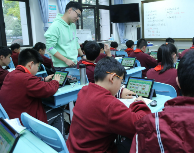 数字化建立让村庄教师足不出校就能经过同步直播参加高质量教